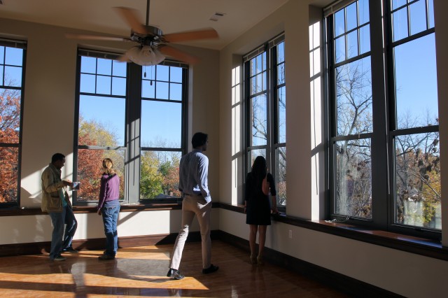A sun-filled two bedroom apartment at the Bancroft School in Kansas City, Missouri features 14 feet ceilings, historically updated windows, and original hardwood floors.