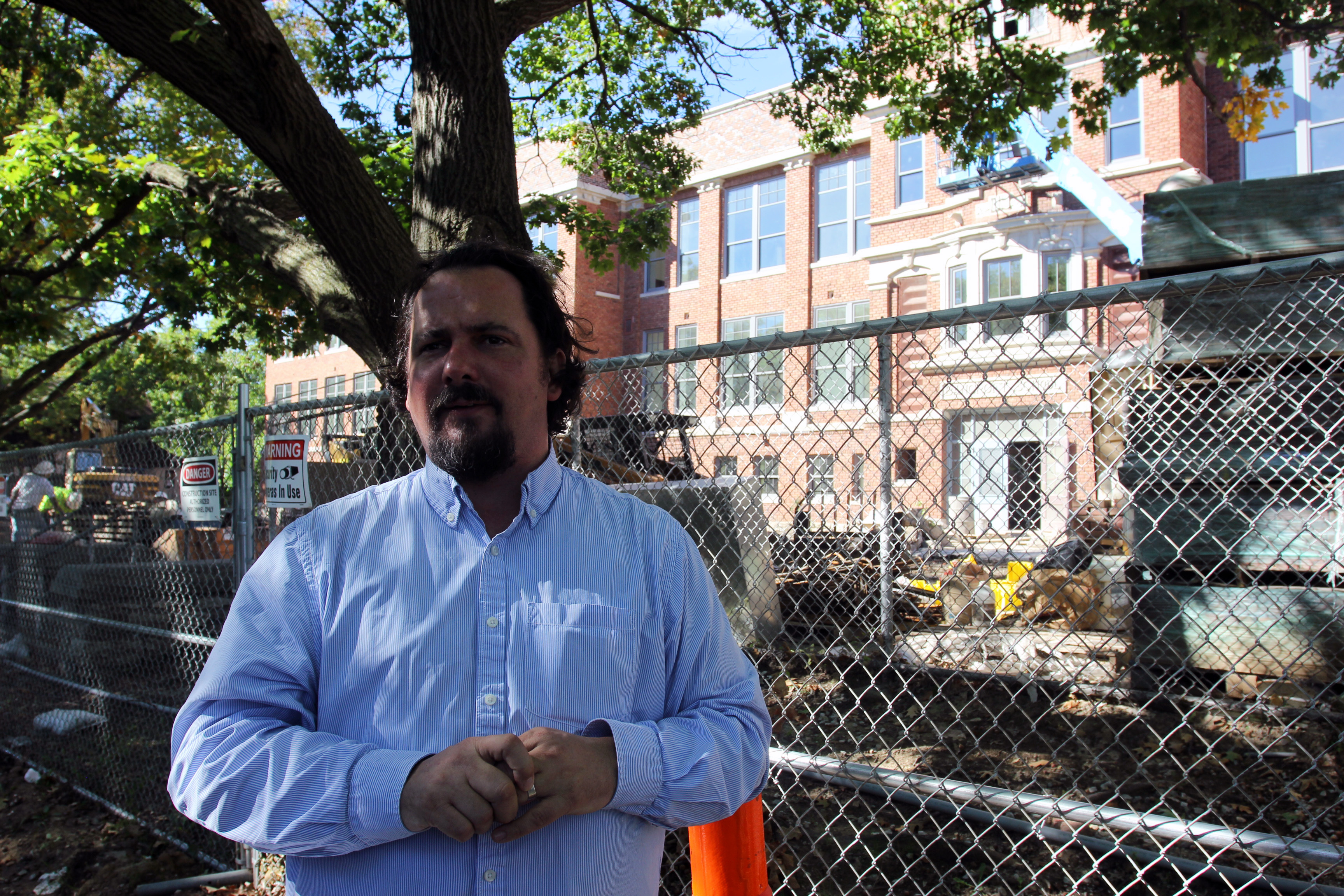 Tim Duggan of Make It Right speaks to an EEBN tour group outside of the Bancroft School Apartments project in Kansas City, Missouri